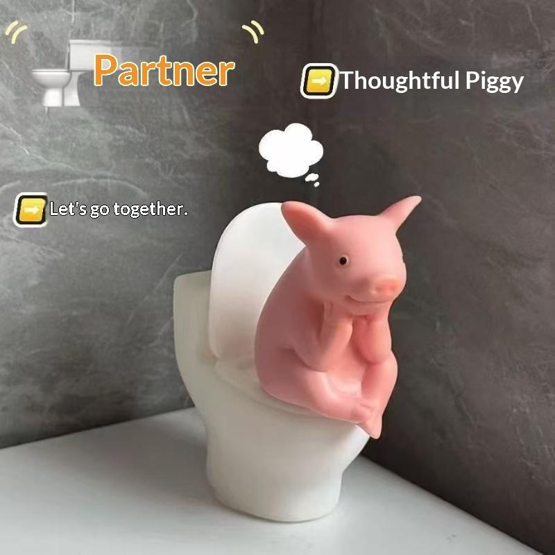Jet Home Bathroom - Urocza świnka siedząca na toalecie —